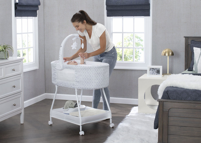 Delta Children Garden Path (2175) Sweet Slumber Bassinet, Room View